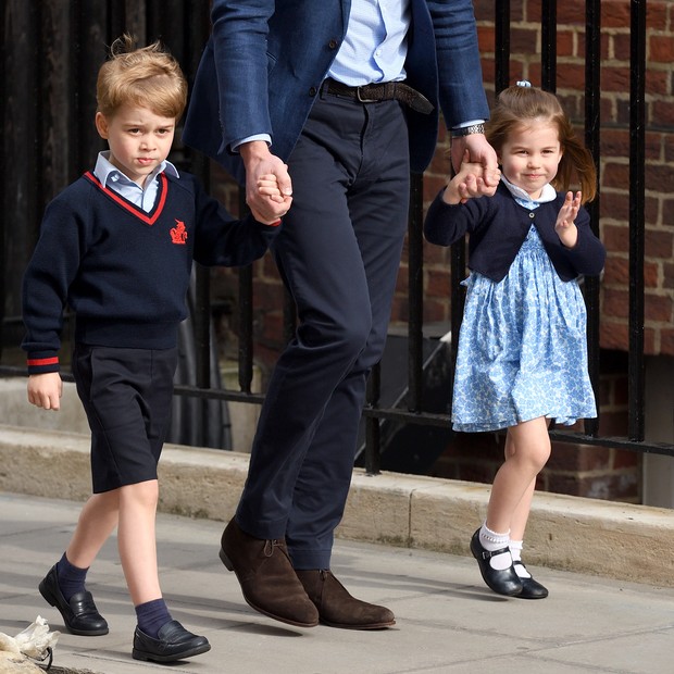 LONDON, ENGLAND - APRIL 23:  Prince William, Duke of Cambridge arrives with Prince George and Princess Charlotte at the Lindo Wing after Catherine, Duchess of Cambridge gave birth to their son at St Mary's Hospital  on April 23, 2018 in London, England. T (Foto: WireImage)