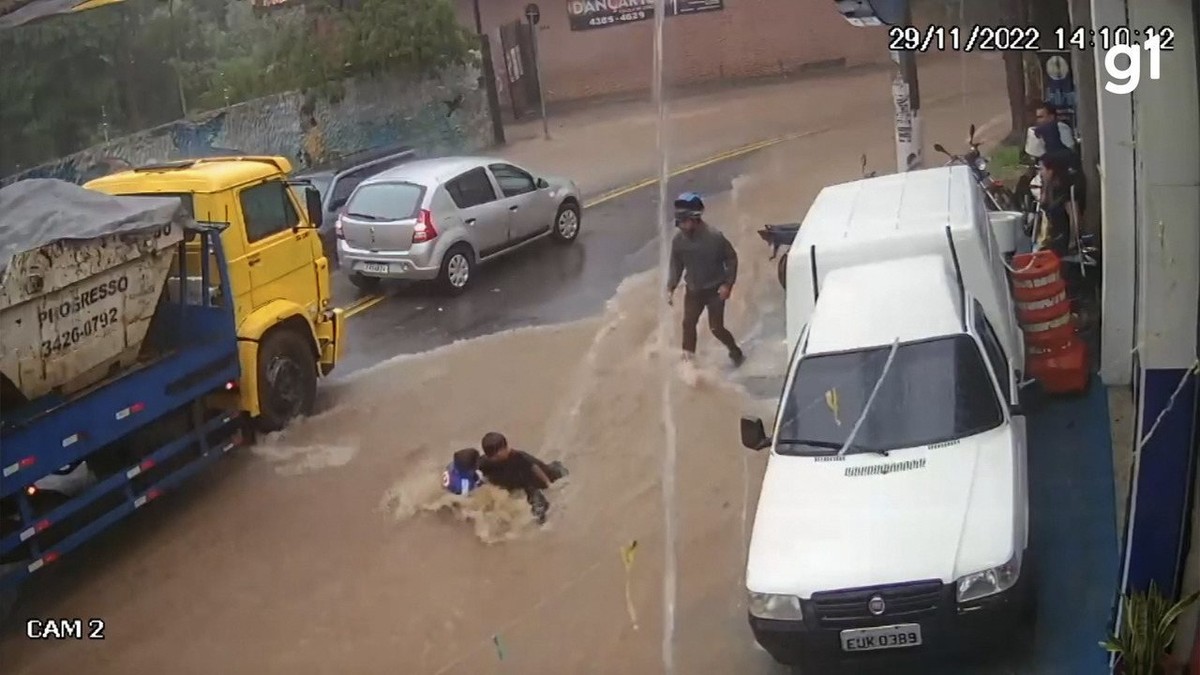 Vídeo: Crianças são arrastadas por enxurrada na rua durante chuva e salvas por motoboys em Embu das Artes, Grande SP
