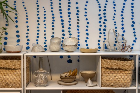 Ambiente com cerâmicas de Tati Felner na mostra '10 x 12 - 10 ambientes, 12 ceramistas', de Fernando Jaeger Rio
