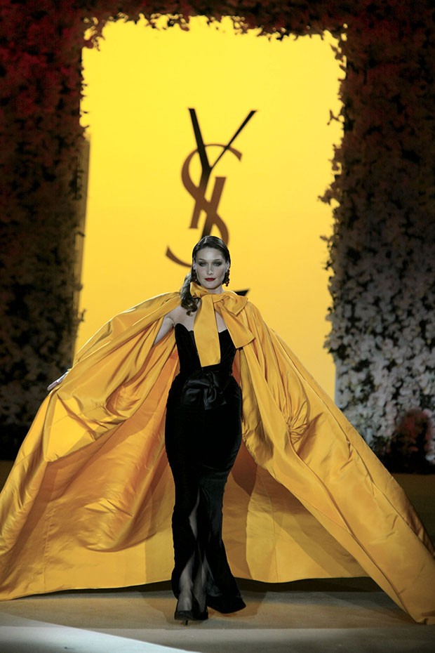 A/W 1983 Haute Couture evening ensemble worn by Carla Bruni Sarkozy at a retrospective fashion show at the Centre Pompidou, Paris, January 2002  (Foto: Guy Martineau)