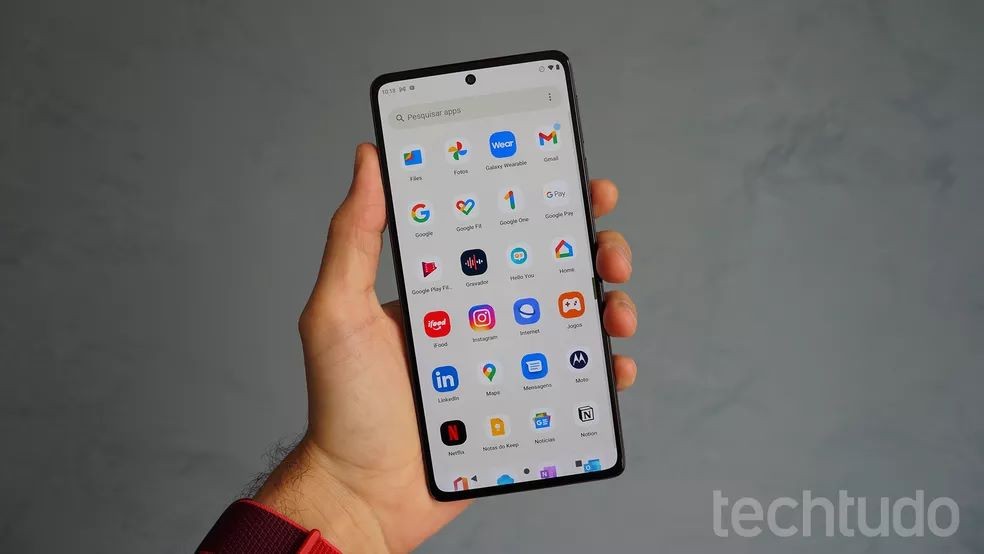 Celular com Android em mãos — Foto: Thássius Veloso/TechTudo