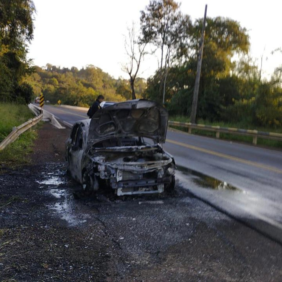 Carro foi deixado incendiado às margens da BR-386, em Iraí (RS) — Foto: Corpo de Bombeiros de Frederico Westphalen/Divulgação