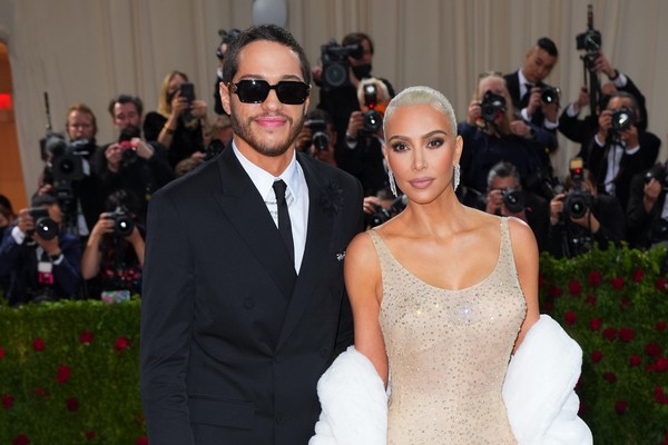 Pete Davidson and Kim Kardashian at the Met Gala 2022, with the socialite wearing the Marilyn Monroe dress and the shawl used by her to cover the part of the garment that was left open (Photo: Getty Images)