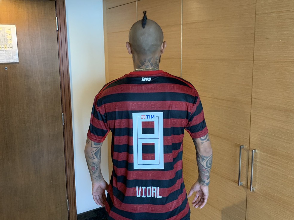 Arturo Vidal posa com a camisa do Flamengo — Foto: Reprodução/Twitter