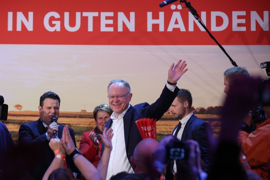 Premier regional Stephen Weil comemora vitória na Baixa Saxônia