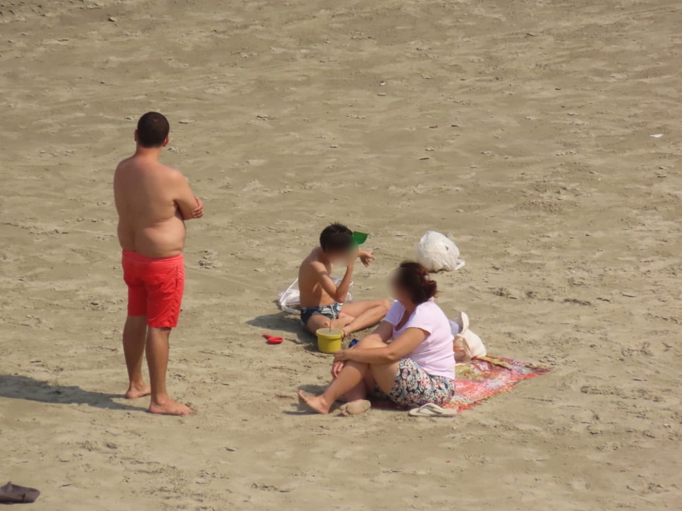 Família fica na faixa de areia em praia de São Vicente (SP) — Foto: Sérgio Furtado/Arquivo Pessoal