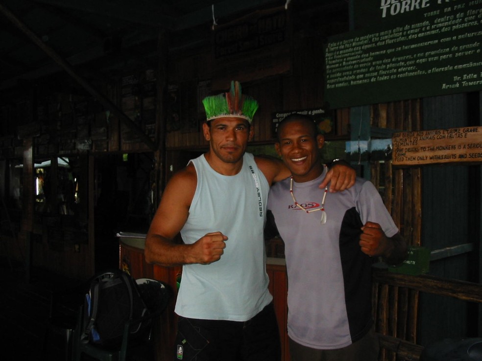 Rodrigo Minotauro e Ronaldo Jacaré, que estreou no MMA no Jungle Fight I — Foto: Marcelo Alonso