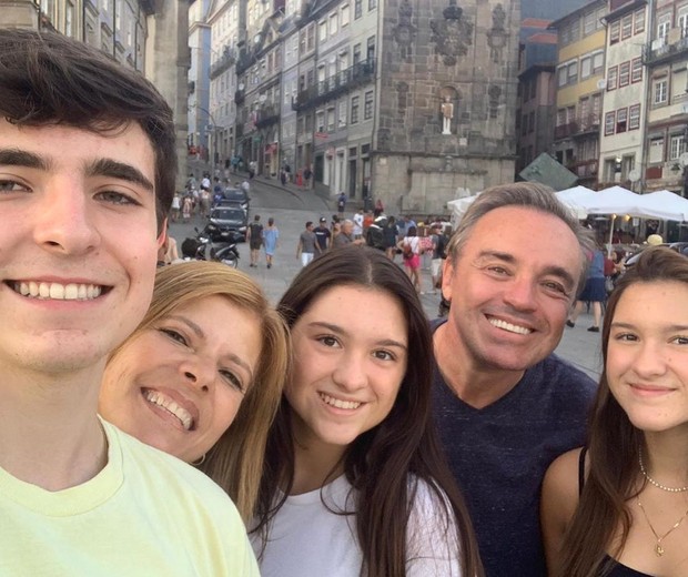 Gugu Liberato com a esposa e os filhos (Foto: Reprodução/Instagram)