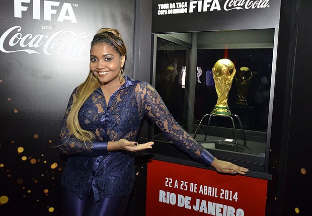 Gaby Amarantos ao lado da taça da Copa do Mundo (Foto: Claudio Andrade/Foto Rio News)