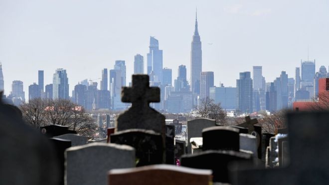 Os pedidos de serviços em cemitérios de Nova York dispararam devido à pandemia da covid-19 (Foto: Getty Images via BBC News Brasil)