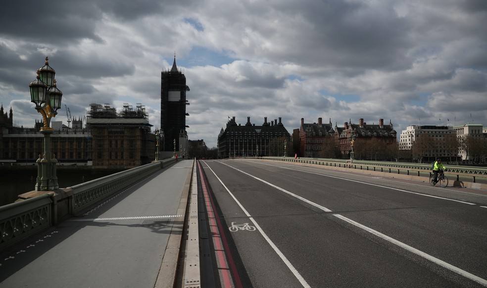 Um ciclista atravessa a ponte de Westminster, em Londres, em imagem de arquivo — Foto: Hannah McKay/Reuters