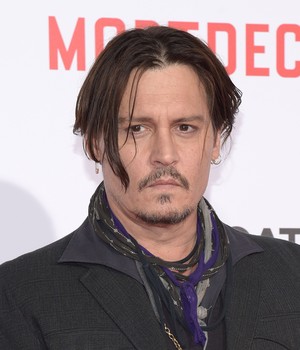 O ator norte-americano Johnny Depp é fotografado na estreia de seu filme 