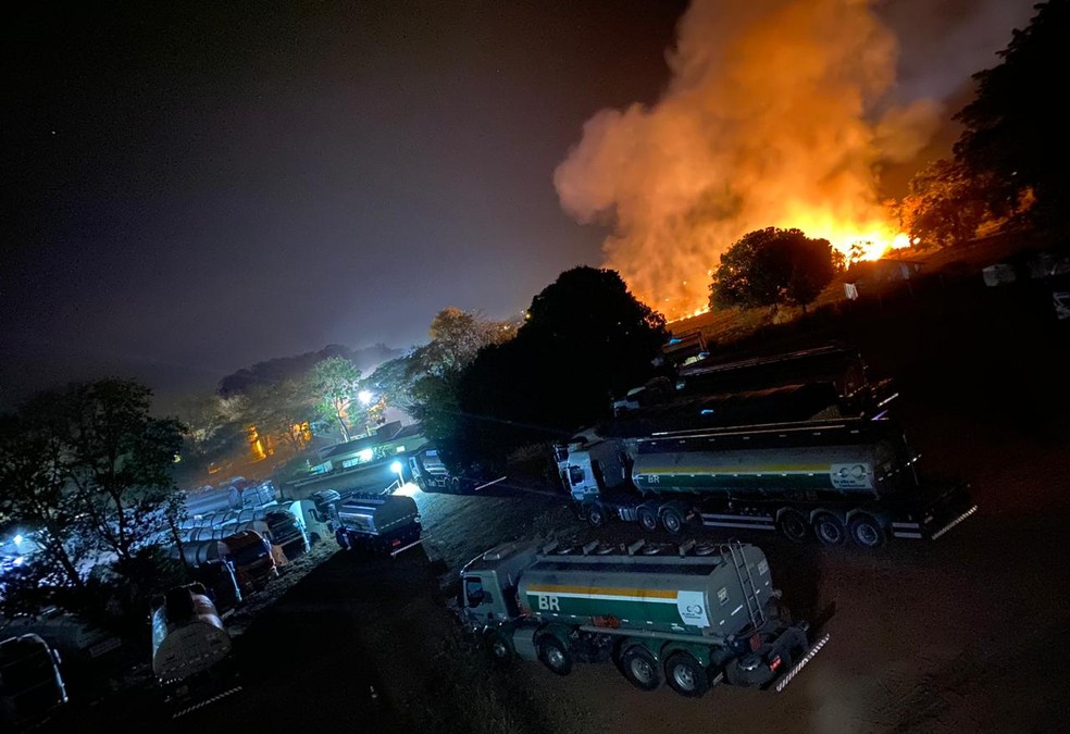 Incêndio em mata próxima a distribuidora de combustíveis assusta moradores de Bauru — Foto: Daniel Dalmati/Arquivo pessoal