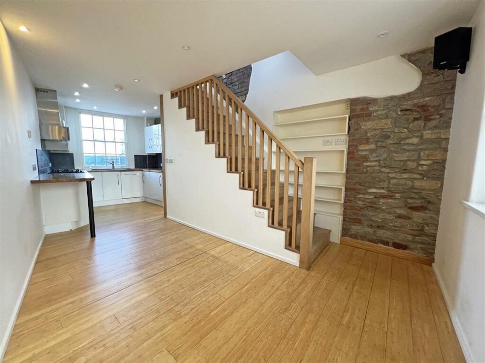 Já desocupada e sem os móveis, a sala parece ainda maior e mais ampla — Foto: Rightmove / Reprodução