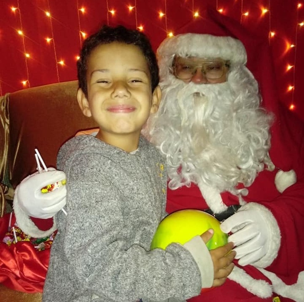 Hector com o Papai Noel em 2019 — Foto: Arquivo pessoal