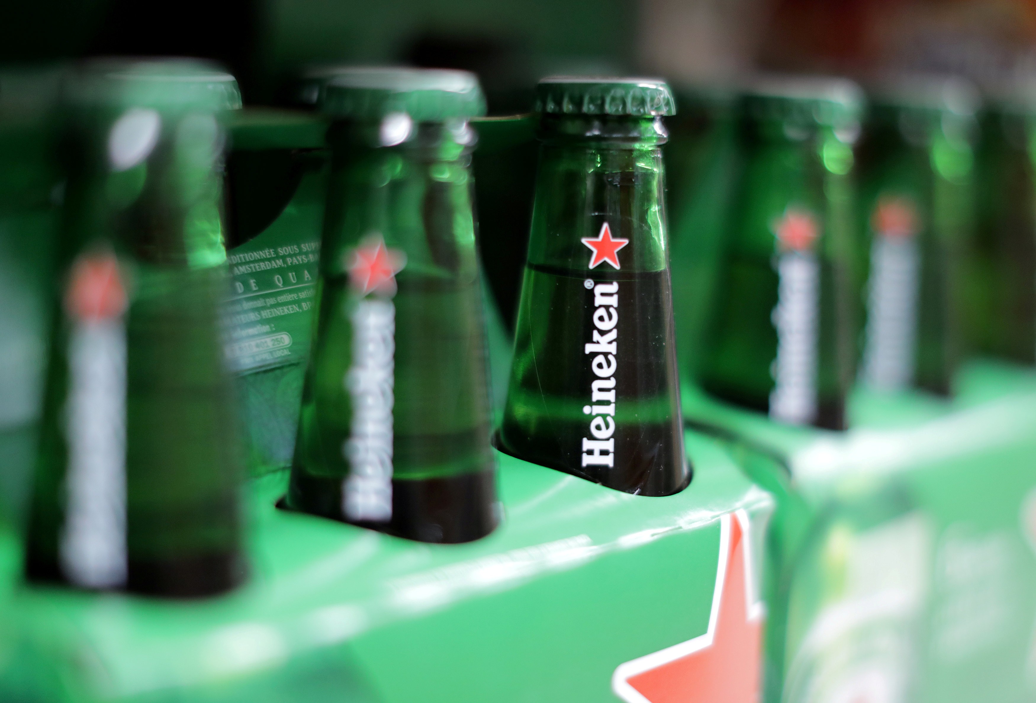 Ministério da Justiça notifica Heineken para ajustar divulgação de recall de garrafas de cerveja thumbnail