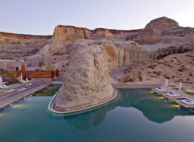 Em meio às rochas, um piscina com fundo verde se mistura à paisagem  (Foto: AmanResorts/ Reprodução)
