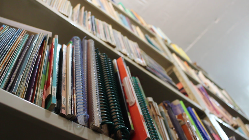  Por mês são retirados 500 livros do acervo literário pelos detentos (Foto: Carlos Dias/G1)