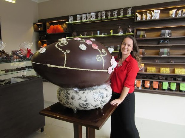 A chocolatier Anna Kaebisch mostra o ovo de Páscoa de 20 kg à venda em Brasília por R$ 4 mil (Foto: Gabriela Berrogain/G1)