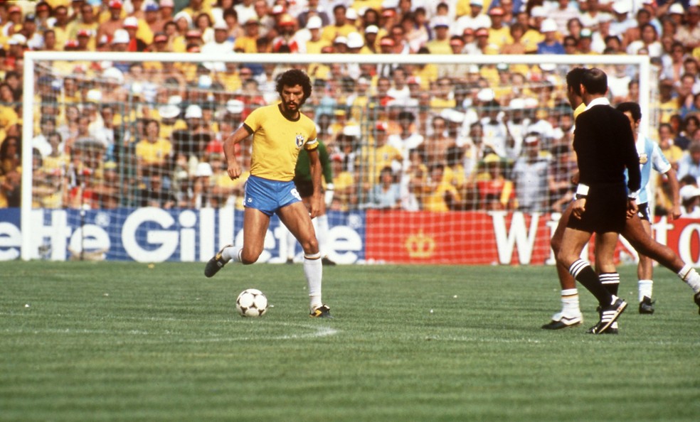 Sócrates em ação pelo Brasil na Copa do Mundo de 1982 — Foto:  Peter Robinson/EMPICS via Getty Images