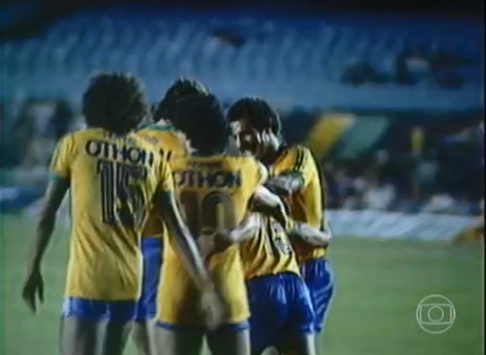 Maradona abraça Jacozinho depois do gol na festa de Zico — Foto: Reprodução Globo