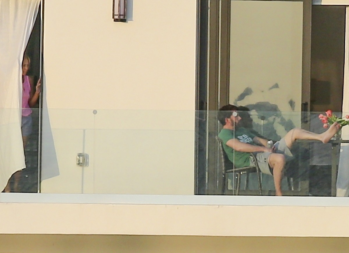 Jennifer Lopez é clicada com Ben Affleck em mansão alugada, em Miami (Foto: The Grosby Group)