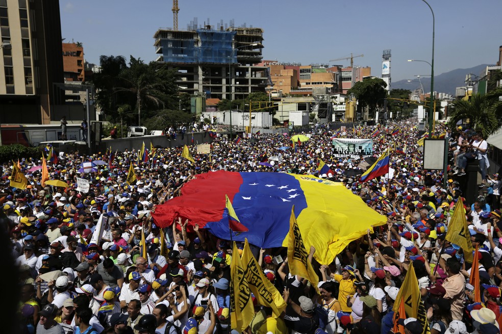 Venezuela tem dia de manifestaÃ§Ãµes contra e a favor de Maduro. Na imagem, opositores ao governo chavista se reÃºnem em Caracas â€” Foto: AP Photo/Fernando Llano