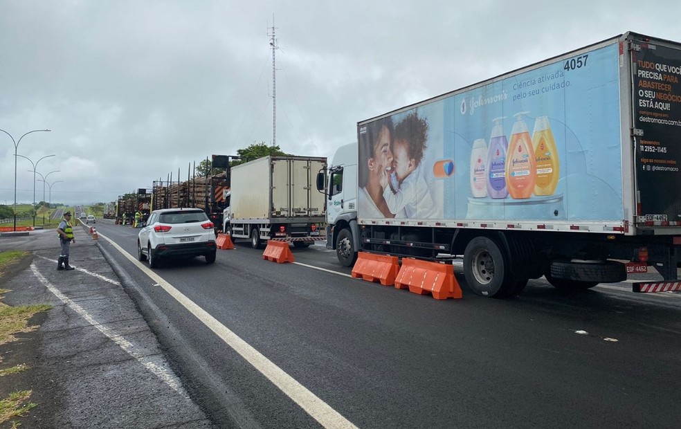 Polícia Rodoviária autua 20 caminhões que somaram mais de 40 toneladas em excesso na carga em Pirajuí  — Foto: Polícia Rodoviária /Divulgação