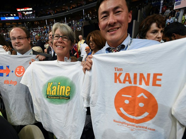 Apoiadores de Tim Kaine exibem camisetas com o nome do candidato à vice-presidência no terceiro dia da Convenção Nacional Democrata em Filadélfia, na quarta (27) (Foto: Timothy A. Clary/AFP)