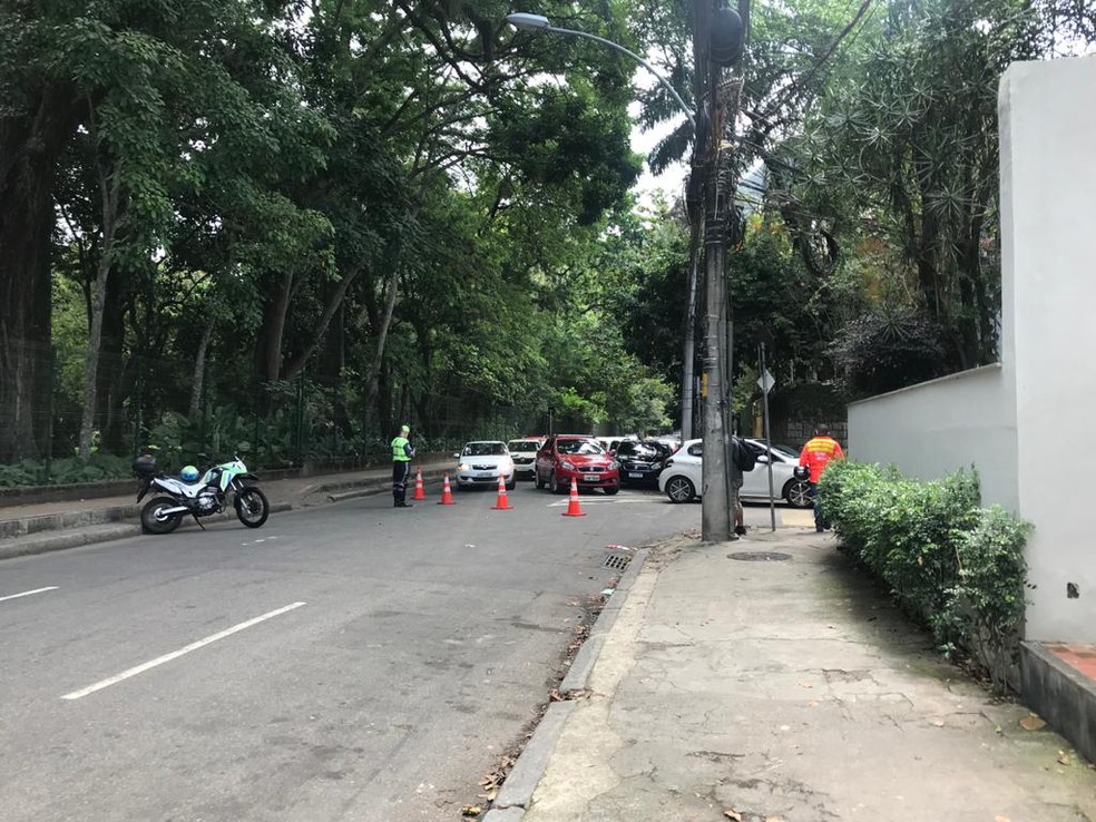 Trânsito na Rua Pacheco Leão era desviado para Rua Visconde de Caravelas — Foto: Cláudia Loureiro/G1 Rio