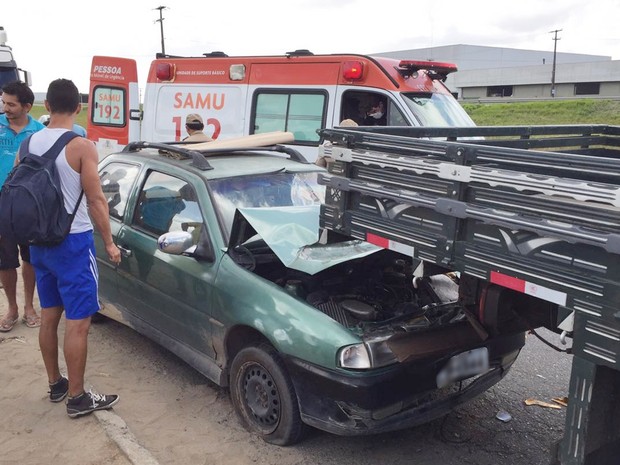 Carro bateu na traseira do caminhão antes de bater na moto, segundo bombeiros. (Foto: Walter Paparazzo/G1)
