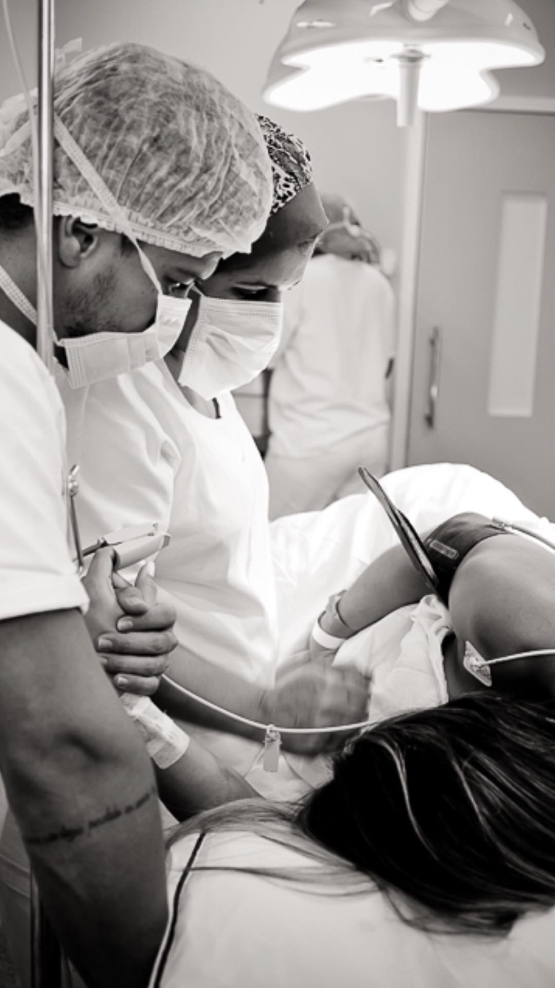 Mayra durante a cesárea (Foto: Reprodução Instagram)