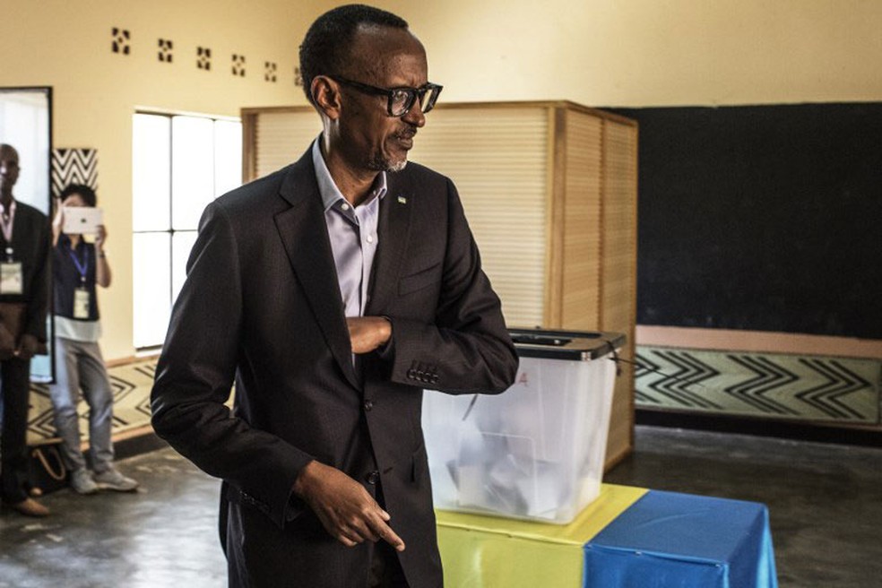 Presidente de Ruanda, Paul Kagame, vota nesta sexta-feira (4) (Foto: Marco Longari / AFP)