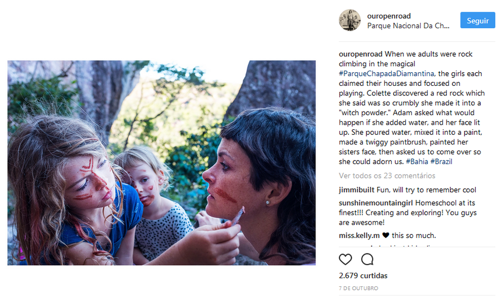 Em foto publicada nas redes sociais, Emily e as filhas pintam o rosto durante viagem pelo Brasil (Foto: Instagram/Reproduo)