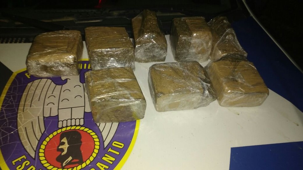 Droga foi apreendida na noite desta quinta-feira, no ES (Foto: Divulgação/ Polícia Militar)