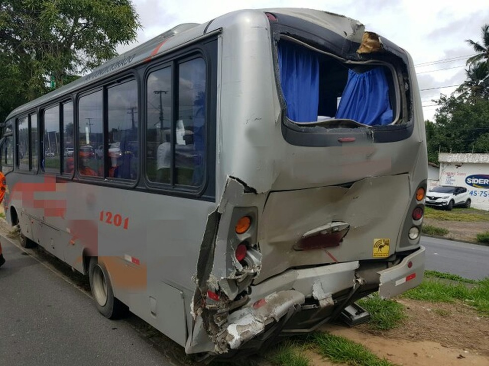 Coletivo cinza foi atingido na parte traseira, no acidenbte registrado na BR-1-1 Norte, em Igarassu (Foto: Polícia Rodoviária Federal/ Divulgação)