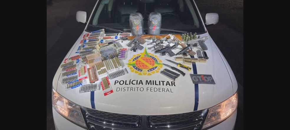 Polícia Militar apreende armas em casa onde homem teria baleado a própria mãe acidentalmente — Foto: PMDF/Divulgação