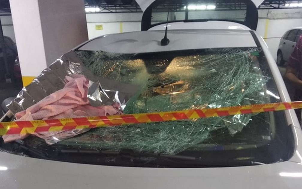 Carro que amorteceu queda de menina em prédio na Zona Oeste de São Paulo — Foto: Reprodução/Polícia Militar