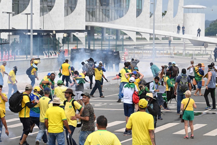 Bolsonaristas protestam do lado de fora do Palácio do Planalto