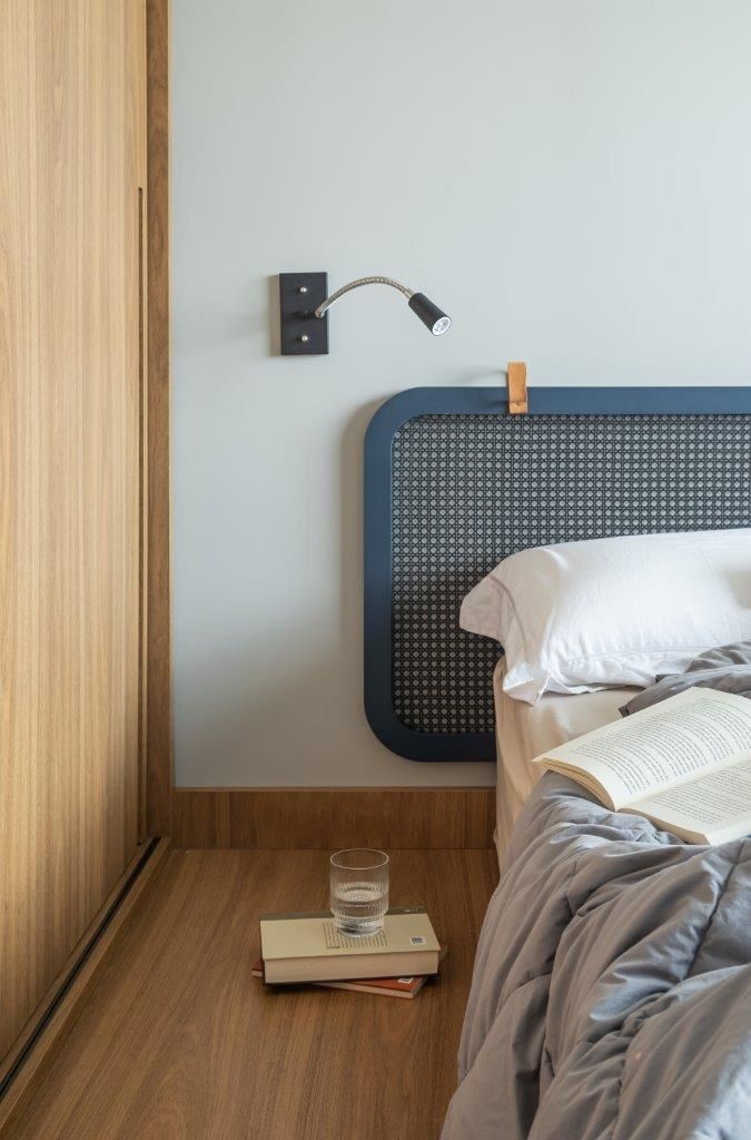 QUARTO | Uma cama queen foi usada para aproveitar melhor o espaço do quarto (Foto: Mariana Boro / Divulgação)