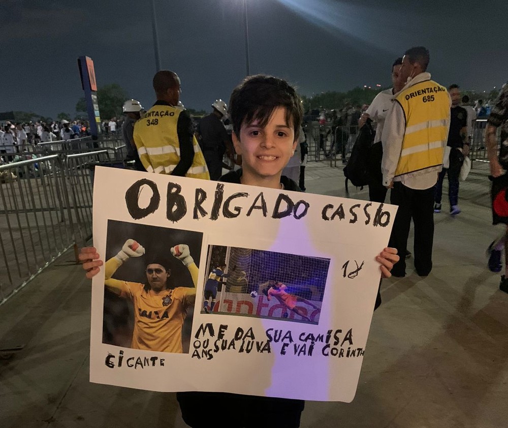 Pegando pesado? Polícia volta a barrar cartaz em Itaquera, dessa vez das mãos de uma criança