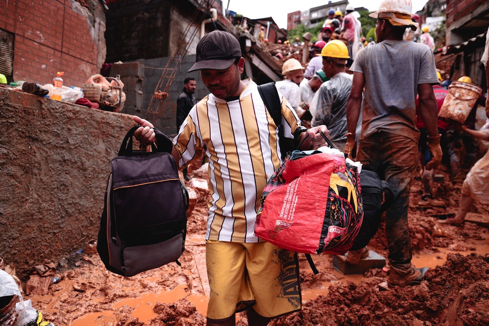 Voluntários auxiliam os Bombeiros durante buscas a sobreviventes de deslizamento de terra em Franco da Rocha, região metropolitana da cidade de São Paulo, nesta segunda (31).  — Foto: ETTORE CHIEREGUINI/AGIF - AGÊNCIA DE FOTOGRAFIA/ESTADÃO CONTEÚDO