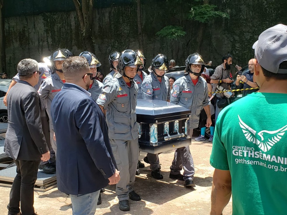 Bombeiros carregam caixÃ£o com corpo de Gugu no cemitÃ©rio onde ele serÃ¡ enterrado â€” Foto: BÃ¡rbara Muniz Vieira/G1