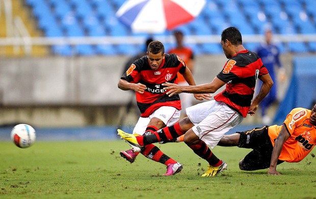 Hernane marca gol do Flamengo contra o Nova Iguaçu (Foto: Alexandre Cassiano / Ag. O Globo)