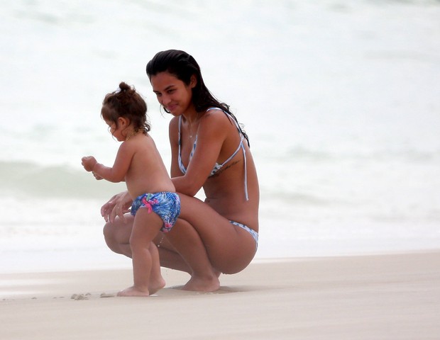 Yanna Lavigne curtindo Praia da Barra da Tijuca com Madalena (Foto: Dilson Silva/Agnews) Yanna Lavigne curtindo Praia da Barra da Tijuca com Madalena (Foto: Dilson Silva/Agnews)