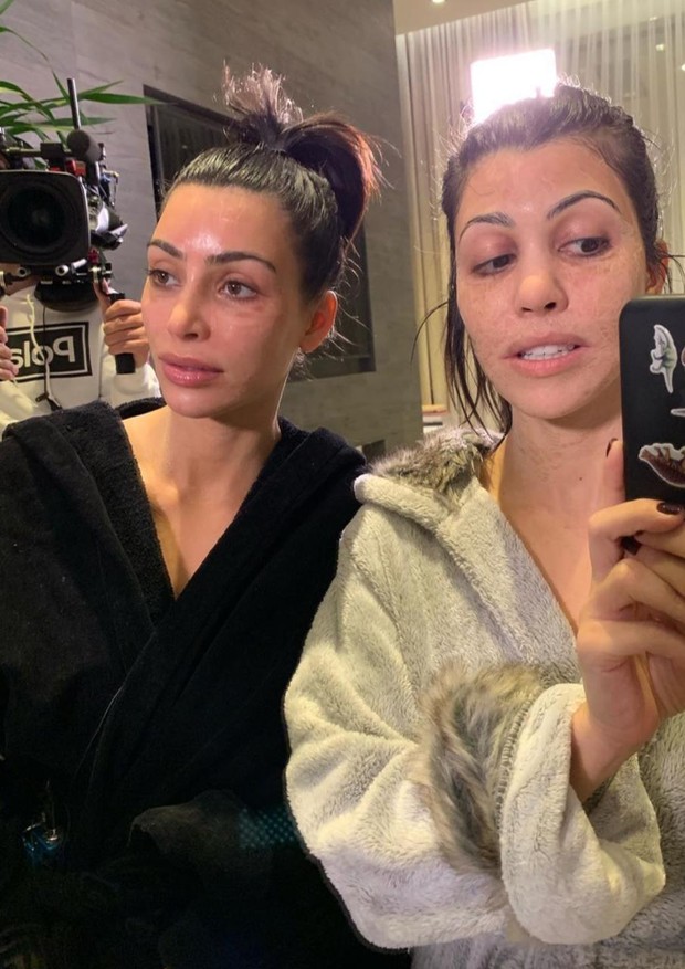 Kim Kardashian e Kourtney Kardashian usam tratamento facial engraçado  (Foto: Reprodução/ Instagram )