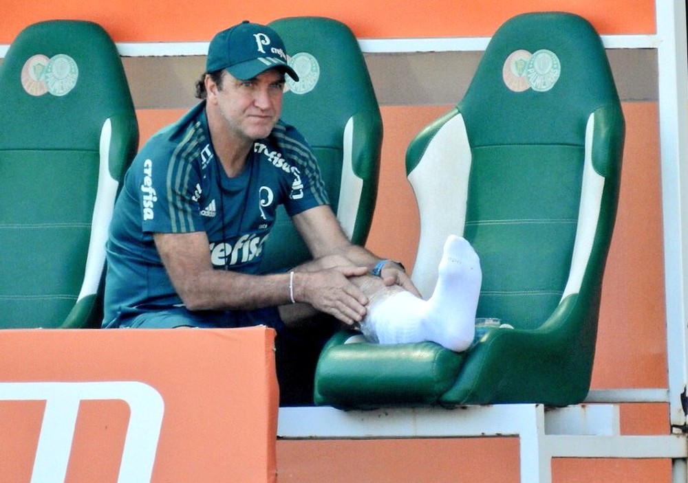  Ativo em treino do Palmeiras, Cuca sente fisgada e sai de campo com gelo na perna