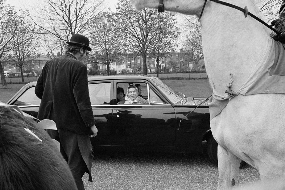 Rainha Elizabeth dirigindo um carro da família real em 1973