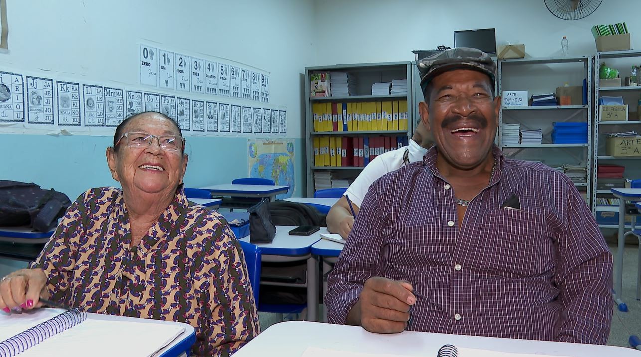 Casal de idosos vai à escola para aprender a ler e a escrever em Ribeirão Preto: 'Vai mudar muita coisa'
