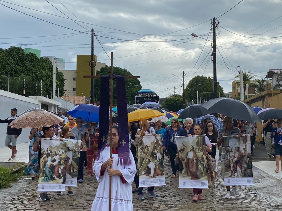 Fiéis andam pelas ruas do bairro revivendo o caminho de Jesus até o calvário — Foto: Pedro Trindade